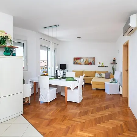 Apartment Tin Mit Meerblick